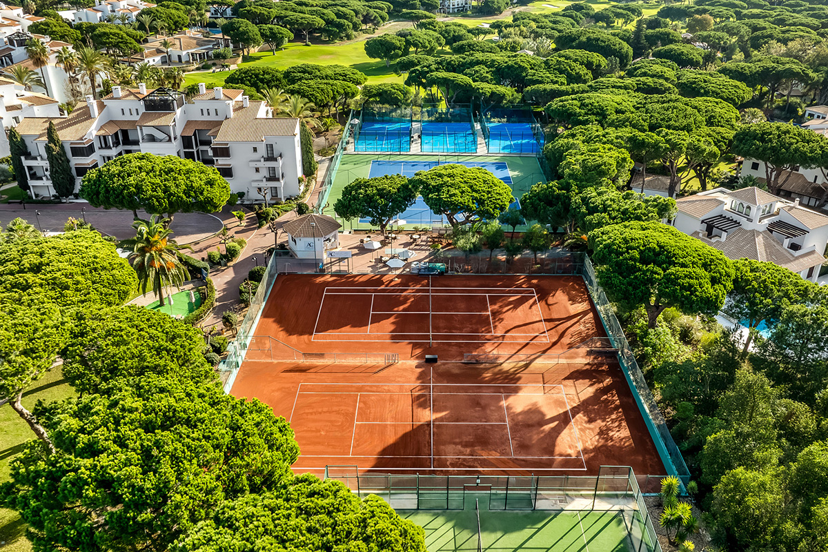 Tennis- und Padelurlaub im Pine Cliffs Resort
